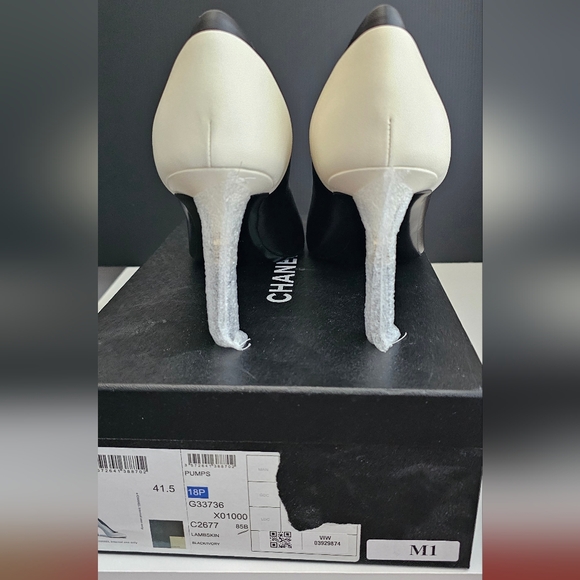 CHANEL Black/White Pumps NIB - Picture 3 of 8
